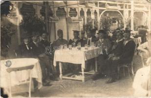 Budapest, italozó csoport katonával és matrózokkal. photo (EK)