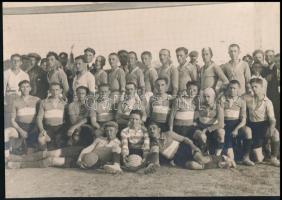 1939 Szentesi focicsapat csoportképe, hátoldalán tulajdonosi pecsét, vélhetően ő is focista volt vagy támogató, kasírozva, 20x28,8 cm