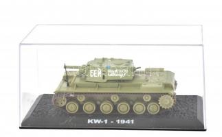 Szovjet tank műanyag makett tárlóban 9 cm