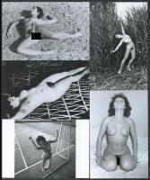 Különböző időpontokban, több fotómodell közreműködésével készült, szolidan erotikus felvételek, régi...