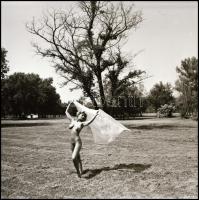 cca 1986 Fátyoltánc a parkban, Menesdorfer Lajos (1941-2005) budapesti fotóművész hagyatékából, 5 db...