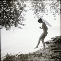 cca 1987 Vízparti pikniken, Menesdorfer Lajos (1941-2005) budapesti fotóművész hagyatékából, 7 db vi...