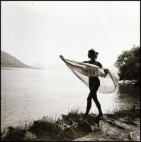 cca 1987 Vízparti pikniken, Menesdorfer Lajos (1941-2005) budapesti fotóművész hagyatékából, 7 db vi...