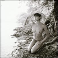 cca 1987 Vízparti pikniken, Menesdorfer Lajos (1941-2005) budapesti fotóművész hagyatékából, 7 db vi...