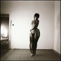 cca 1986 Játék a kendővel, Menesdorfer Lajos (1941-2005) budapesti fotóművész hagyatékából, 5 db vin...