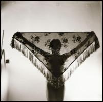 cca 1986 Játék a kendővel, Menesdorfer Lajos (1941-2005) budapesti fotóművész hagyatékából, 5 db vin...