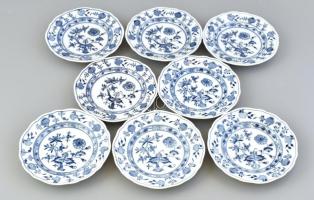 8 db Meisseni porcelán süteményes tányér. Máz alatti kék festés, kétféle jelzéssel, kettőn lepattanással d: 16 cm