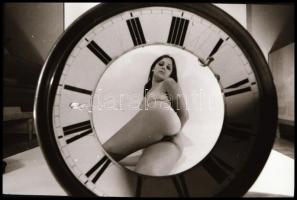 cca 1973 Szolidan erotikus felvételek vegyes tétele, 13 db vintage NEGATÍV és/vagy DIAPOZITÍV, 24x36...