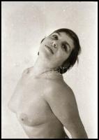 cca 1975 Lányok a múltból, szolidan erotikus felvételek, 6 db vintage NEGATÍV, 24x36 mm