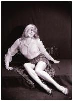 cca 1975 Lányok a múltból, szolidan erotikus felvételek, 6 db vintage NEGATÍV, 24x36 mm