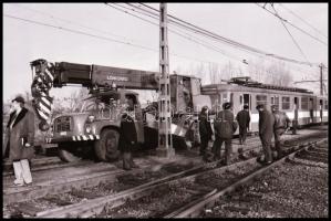 1986 HÉV kisiklásának helyszínelő felvételei, 29 db vintage NEGATÍV, 24x36 mm