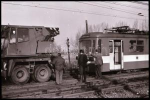 1986 HÉV kisiklásának helyszínelő felvételei, 29 db vintage NEGATÍV, 24x36 mm