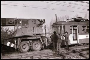 1986 HÉV kisiklásának helyszínelő felvételei, 29 db vintage NEGATÍV, 24x36 mm