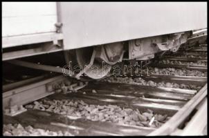 1986 HÉV kisiklásának helyszínelő felvételei, 29 db vintage NEGATÍV, 24x36 mm