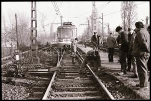 1986 HÉV kisiklásának helyszínelő felvételei, 29 db vintage NEGATÍV, 24x36 mm