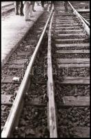 1986 HÉV kisiklásának helyszínelő felvételei, 29 db vintage NEGATÍV, 24x36 mm