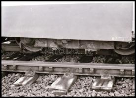 1986 HÉV kisiklásának helyszínelő felvételei, 29 db vintage NEGATÍV, 24x36 mm