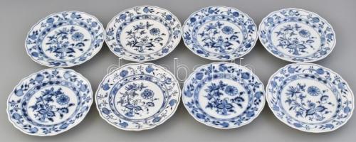 8 db Meisseni porcelán süteményes tányérok, kis tányérok. Máz alatti kék festés, kétféle jelzéssel, hibátlan d: 19 cm
