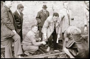 1982 HÉV kisiklásának helyszínelő felvételei, 30 db vintage NEGATÍV, 24x36 mm