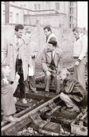 1982 HÉV kisiklásának helyszínelő felvételei, 30 db vintage NEGATÍV, 24x36 mm