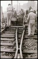 1982 HÉV kisiklásának helyszínelő felvételei, 30 db vintage NEGATÍV, 24x36 mm