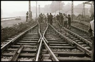 1982 HÉV kisiklásának helyszínelő felvételei, 30 db vintage NEGATÍV, 24x36 mm