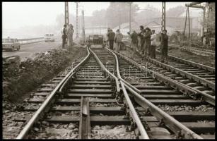 1982 HÉV kisiklásának helyszínelő felvételei, 30 db vintage NEGATÍV, 24x36 mm