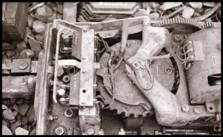 1982 HÉV kisiklásának helyszínelő felvételei, 30 db vintage NEGATÍV, 24x36 mm