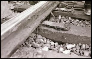 1982 HÉV kisiklásának helyszínelő felvételei, 30 db vintage NEGATÍV, 24x36 mm