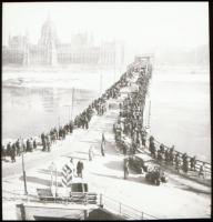 cca 1946 Budapest, a Kossuth híd átadása után, 1 db NEGATÍV Fekete György (1904-1990) budapesti fényképész hagyatékából, 4,2x4,2 cm