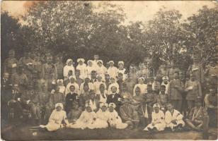 Sérült osztrák-magyar katonák Vöröskeresztes nővérekkel és orvosokkal a tábori kórház udvarán / WWI Austro-Hungarian K.u.K. military field hospital, injured soldiers with Red Cross nurses, medics and doctors. photo (fl)