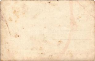 Sérült osztrák-magyar katonák Vöröskeresztes nővérekkel és orvosokkal a tábori kórház udvarán / WWI ...