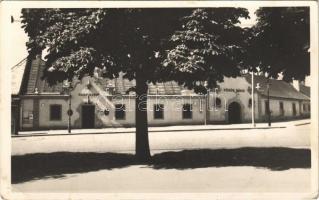 Budapest I. Vörös Béka söröző és étterem, belső, tulajdonos Özv. Pesznecker Károlyné. Krisztina körút 109. (EK)