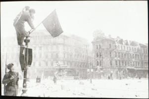 cca 1944 Budapest, a Kálvin téren orosz katona kitűzi a győzelmi zászlót, 1 db NEGATÍV Fekete György (1904-1990) budapesti fényképész hagyatékából, 4,1x6,4 cm