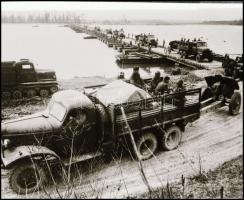 cca 1944 Orosz katonai járművek átkelése a Tiszán - egy pontonhídon, 1 db NEGATÍV Fekete György (1904-1990) budapesti fényképész hagyatékából, 5x7 cm
