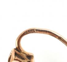 14 K arany (Au) fölbevaló gránát kővel. Jelzett, br: 2 g