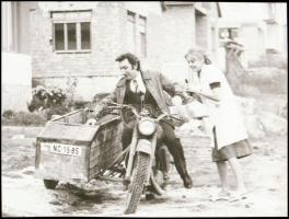cca 1977 Oldalkocsis motorkerékpárral Garas Dezső és Halász Judit az Egyszeregy c. filmben, 1 db NEGATÍV Pánczél György (1920-?) filmtörténész film- és színházifotó-gyűjteményéből, 5x6,6 cm