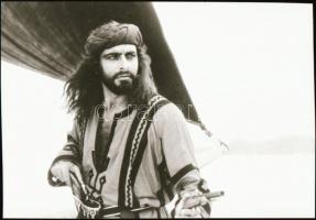 cca 1976 Kabir Bedi (1946) indiai filmszínész a Maláji tigris c. film jeleneteiben, 5 db NEGATÍV Pán...
