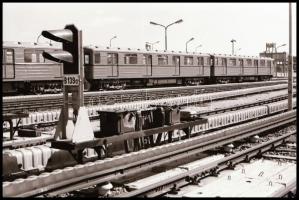 cca 1980-1981 Metróvégállomás Kispesten, 55 db vintage NEGATÍV, 24x36 mm