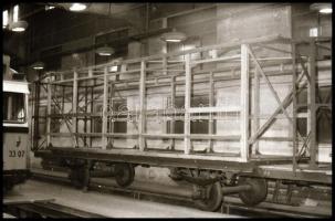 1990 Az 1074-es villamos felújításáról készült 60 db vintage NEGATÍV, 24x36 mm