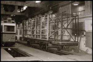 1990 Az 1074-es villamos felújításáról készült 60 db vintage NEGATÍV, 24x36 mm