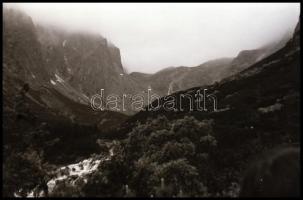 1979 Magas-Tátra, három feliratozott negatívtartó leporellóben összesen 106 db vintage NEGATÍV, 24x3...