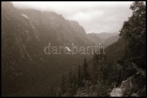 1979 Magas-Tátra, három feliratozott negatívtartó leporellóben összesen 106 db vintage NEGATÍV, 24x3...