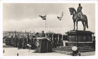 1941 Budapest I. Az 1848-49-es szabadságharci zászlók ünnepélyes hazahozatala Oroszországból. Az ünnepség színhelye a Hadimúzeum és a Görgey Artúr lovas szobor előtt