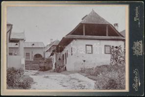 cca 1900 Torda (Erdély), parasztház belső udvara, keményhátú fotó Botár Imre műterméből, 11×16 cm / Turda, Romania, vintage photo