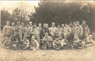 1915 Királyhida, Bruckújfalu, Bruckneudorf; katonák csoportképe gépfegyverekkel / K.u.k. military, soldiers mwith machine guns. photo (kis szakadás / small tear)