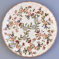 Zsolnay családi jelzéses tányér, virág mintával. XIX. sz. vége. Kézzel festett, jelzett, kopásokkal. d: 24,5 cm