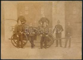 cca 1900 Tűzoltók tűzoltószertár előtt, kocsival, sérült fotó, 16×22 cm