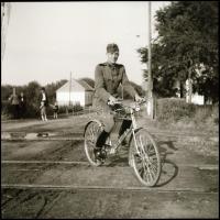 cca 1940 Magyar katonák kerékpárral, 2 db negatív kisfilm kocka, 6×6 cm
