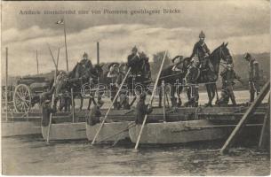 Artillerie überschreitet eine von Pionieren geschlagene Brücke. Serie Das Deutsche Heer / WWI German military, artillery crossing a pontoon bridge built by pioneers (EK)